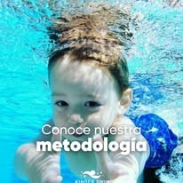 Instructor enseñando natación