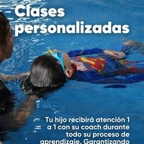Niño aprendiendo a nadar